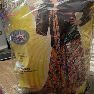 Women’s Halloween costume groovy 80s woman